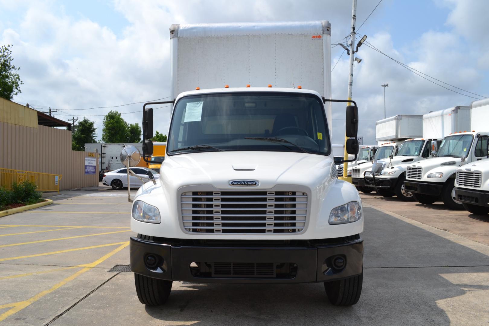 2017 WHITE /BLACK FREIGHTLINER M2-106 with an CUMMINS ISB 6.7L 240HP engine, ALLISON 2100HS AUTOMATIC transmission, located at 9172 North Fwy, Houston, TX, 77037, (713) 910-6868, 29.887470, -95.411903 - 26,000LB GVWR NON CDL, 26FT BOX, 13FT CLEARANCE , 103" X 102", MAXON 3,500LB CAPACITY ALUMINUM LIFT GATE, DUAL 50 GALLON FUEL TANKS,SPRING RIDE - Photo#1